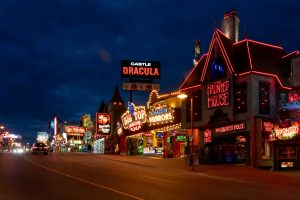 Is It Worth Staying Overnight In Niagara Falls?