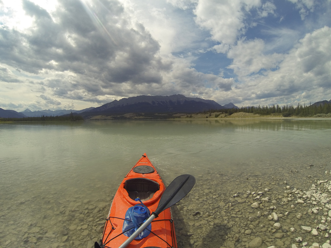Athabasca River, Alberta: Kayaking in Canada