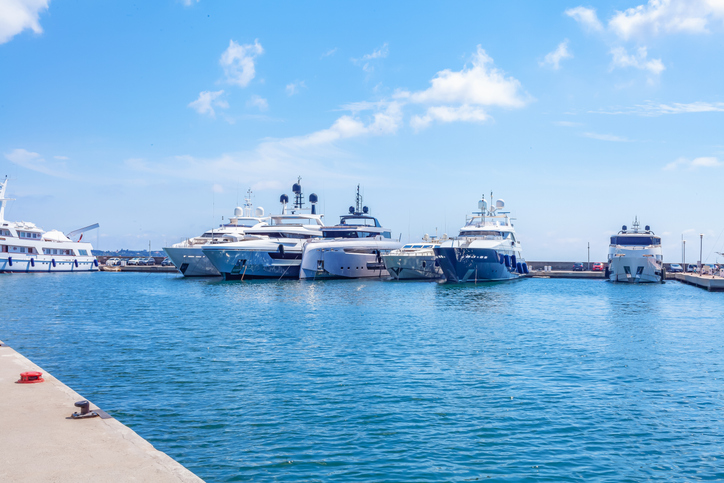 Yachts in Dubai Harbor: Luxury Yacht Tours