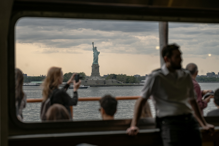 Iconic NYC landmarks: Evening dinner cruises and views you’ll never forget