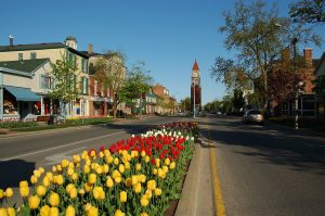 Historic Queen Street in Niagara-on-the-Lake during the morning on a Niagara Falls 1-day itinerary.